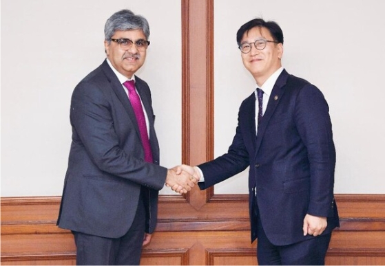 IMF, �� ����� 2.5��2.2% ���硦���� 2.0% ����